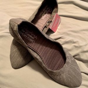 Skechers air cooled, memory gel flats size 10. NWT